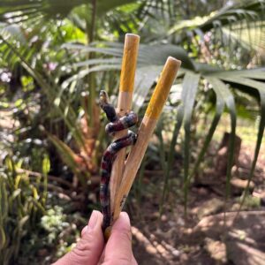 Kuripe de Bambu com Totem de Cobra Coral Escura – Artesanal Kuntanawa